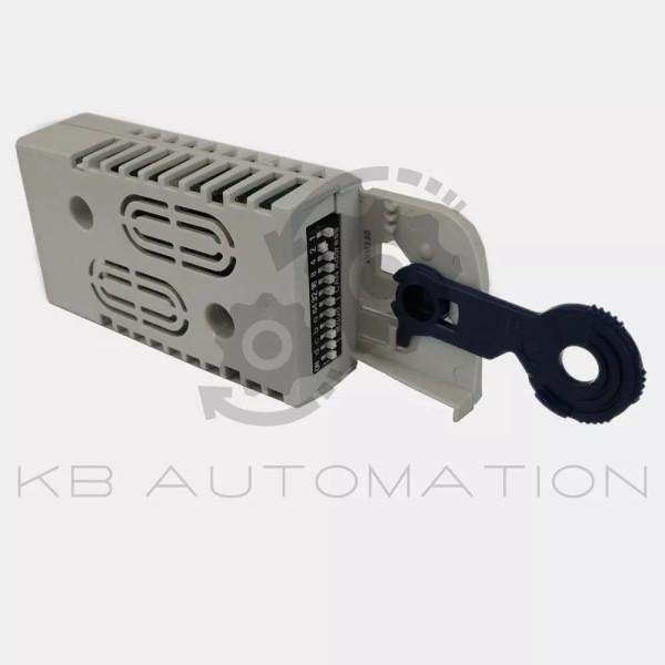 E94AYM33-photo